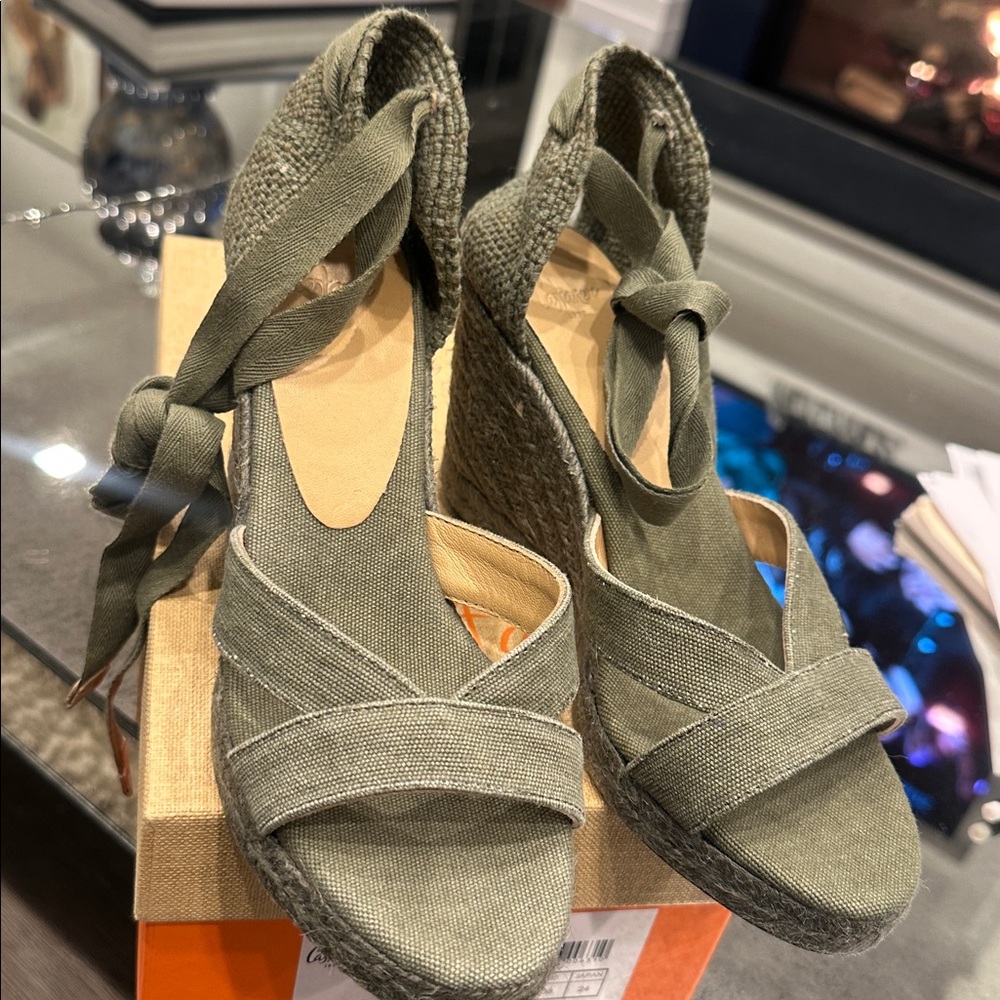 NWB castaner green wedge size 7.5